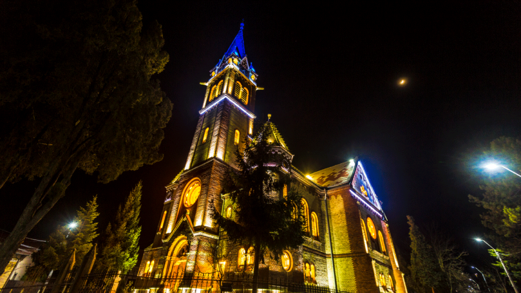 Biserica reformată din Deva iluminată arhitectural noaptea